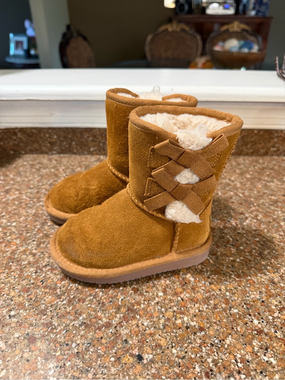 Koolaburra by Ugg Kids Chestnut Suede Winter Boots with Shearling Trim size 6